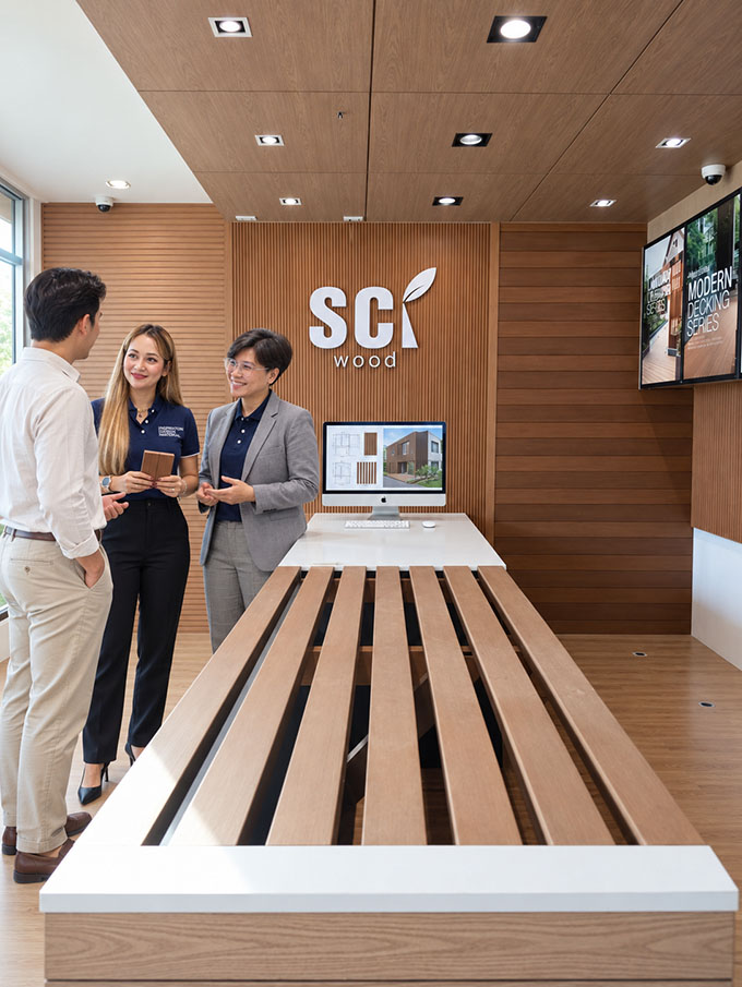 ทีมงาน SCi Wood ให้คำปรึกษาลูกค้าภายในโชว์รูม SCi Wood ภูเก็ต