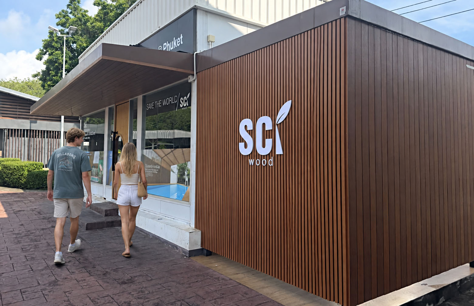 ลูกค้าเดินชมหน้าร้าน SCi Wood @Phuket Showroom ผนังระแนงไม้เทียม