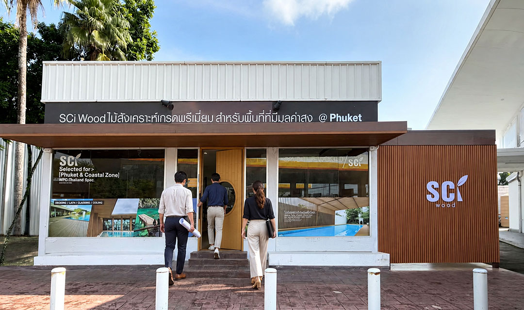 ลูกค้าเดินเข้าโชว์รูม SCi Wood @Phuket ไม้สังเคราะห์เกรดพรีเมี่ยม สำหรับพื้นที่ที่มีมูลค่าสูง ตำบลวิชิต ภูเก็ต
