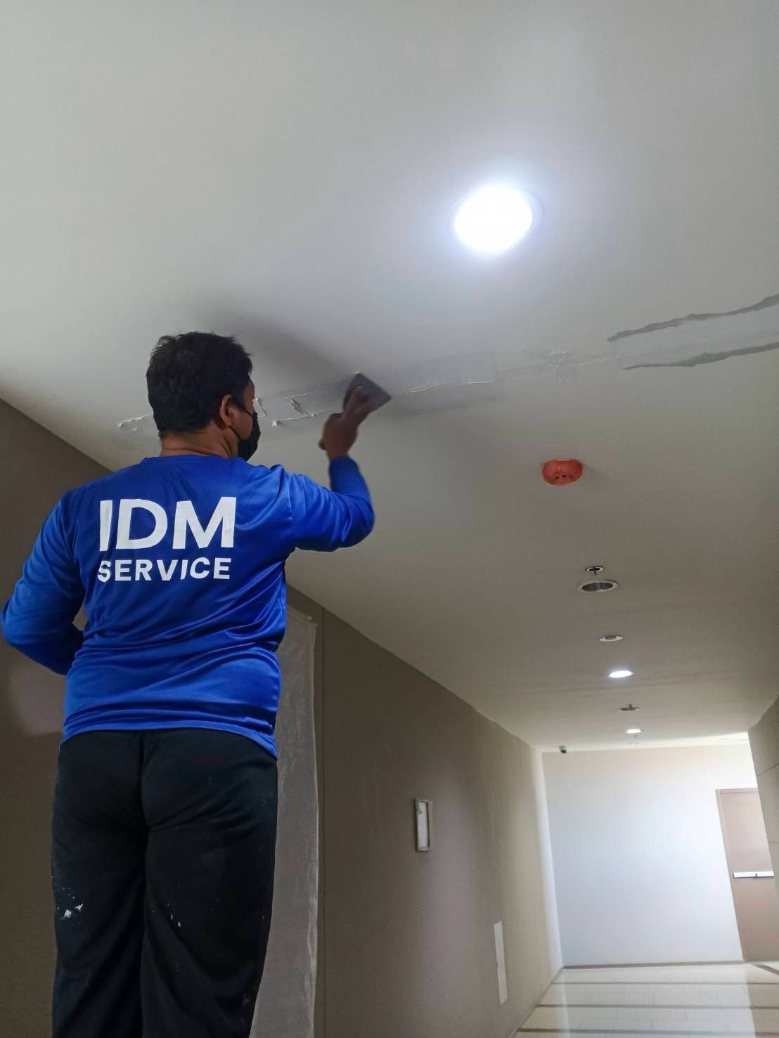 ช่าง IDM Service ซ่อมรอยร้าวฝ้าเพดานทางเดินข้างโคมไฟดาวน์ไลท์