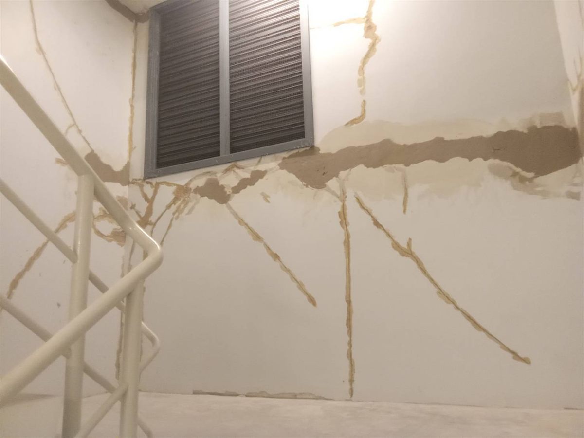 ซ่อมรอยร้าวผนังใต้ช่องระบายอากาศบันไดหนีไฟคอนโด