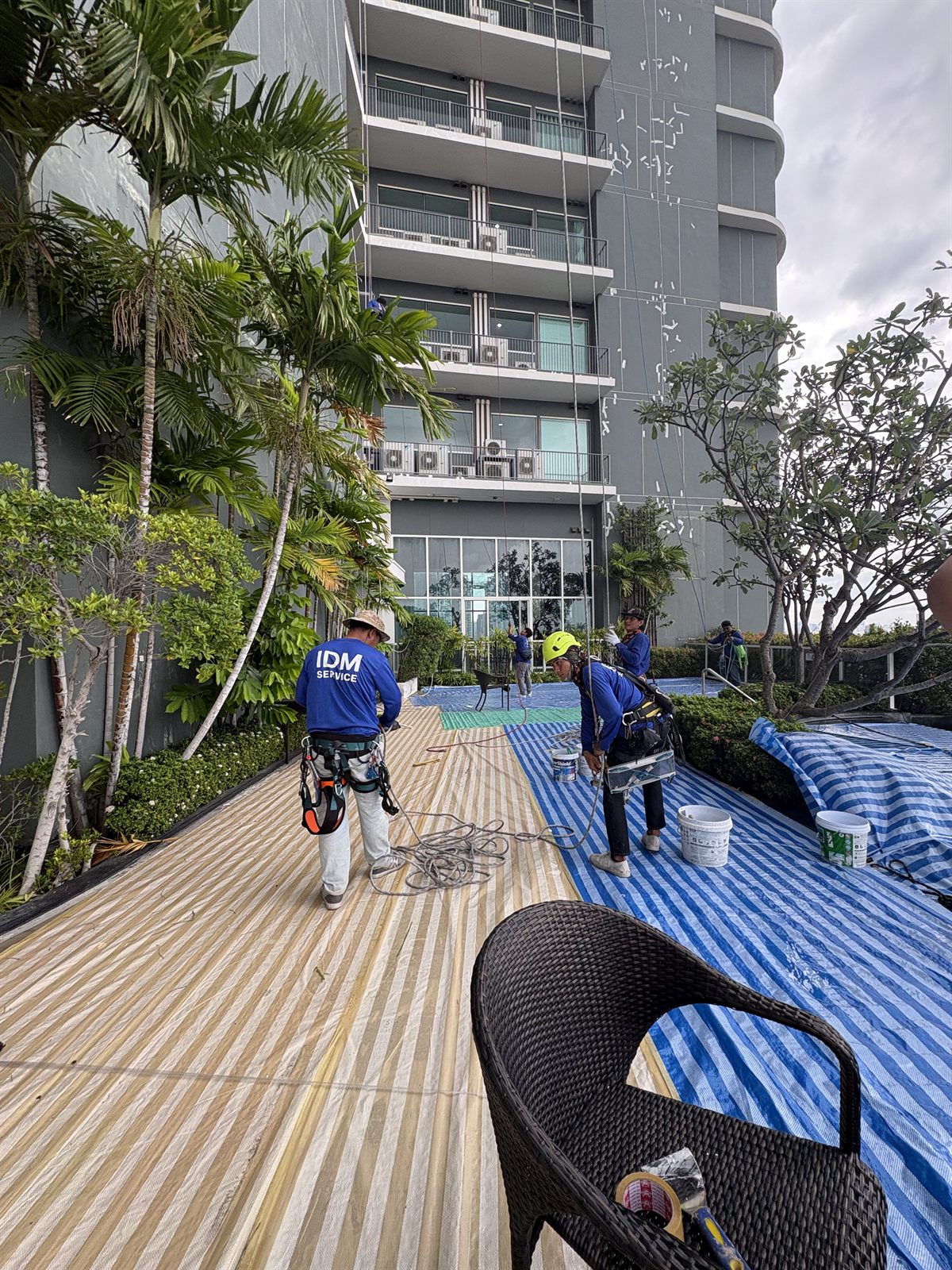 ทีมช่างโรยตัว IDM Service เตรียมเชือกและอุปกรณ์นิรภัยบนดาดฟ้าสระว่ายน้ำ