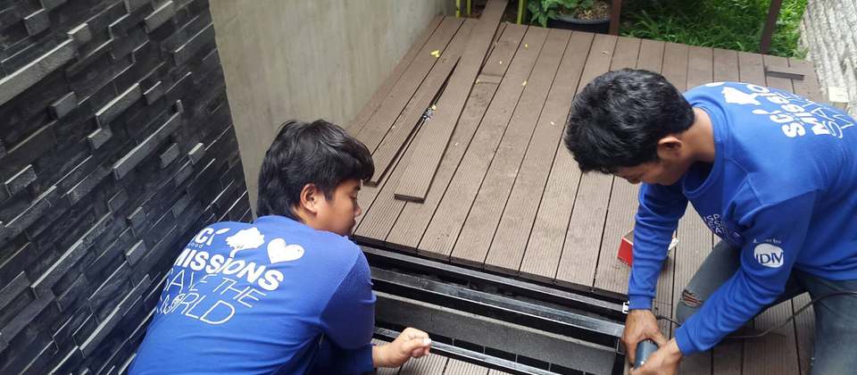 ทีมช่าง SCi Wood ติดตั้งไม้พื้นระเบียงภายนอก