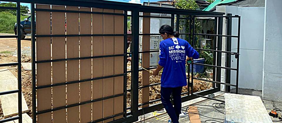 งานติดตั้งประตูรั้วกรุไม้เทียม
